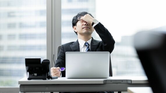 頭を抱えるビジネスパーソン