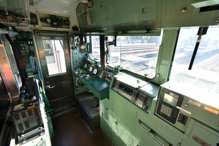 205系の乗務員室。色合いなどに国鉄時代の