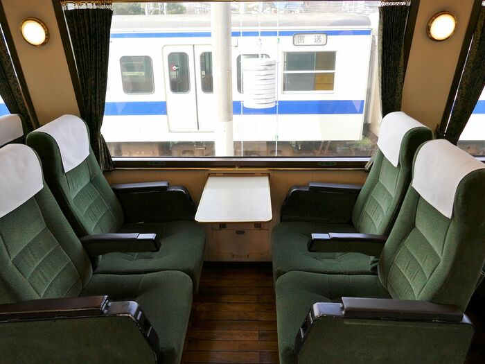 一般車両と比べて車窓の目線が高い