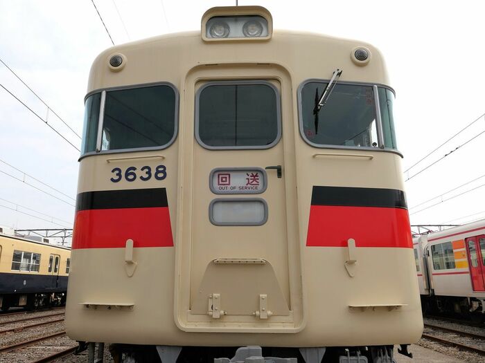 クリーム色に赤と黒のラインは鋼製車のデザイン
