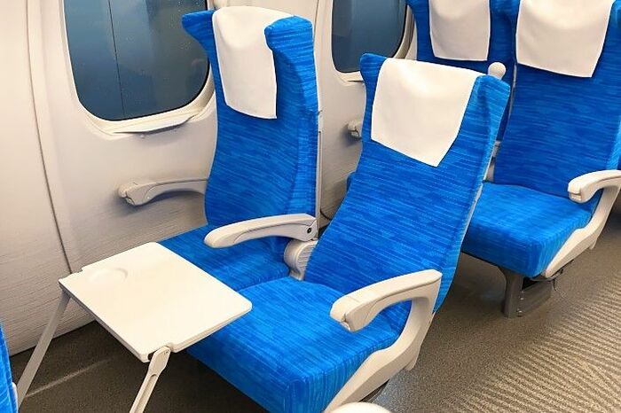 N700S普通車の座席とテーブル
