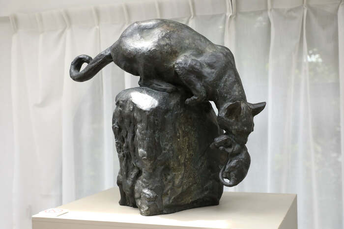 蘭の間には猫の彫刻がたくさん