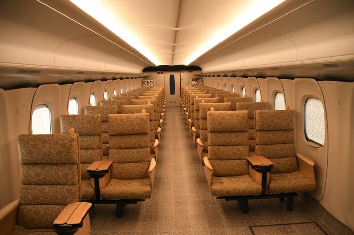 落ち着いた雰囲気の車内