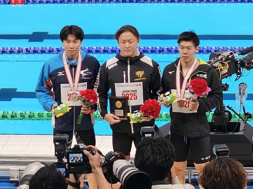 2025年3月、日本選手権での表彰式後、撮影に応じる栁沢さん（左端）（写真：栁沢さん提供）