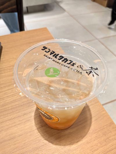 最後にビニル加工でふたをするのもゴンチャと同じスタイルだ（筆者撮影）
