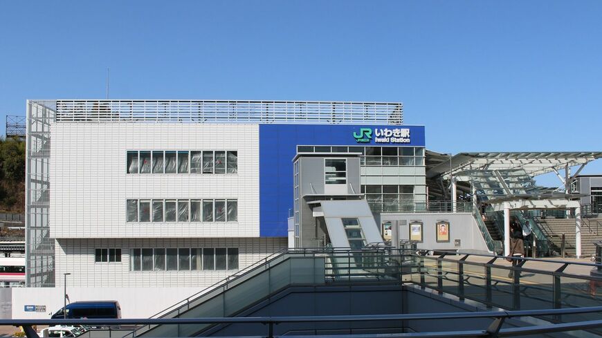 常磐線のいわき駅。JRの特急はもちろん、高速バス・路線バスが発着する地域の交通の結節点だ（筆者撮影）