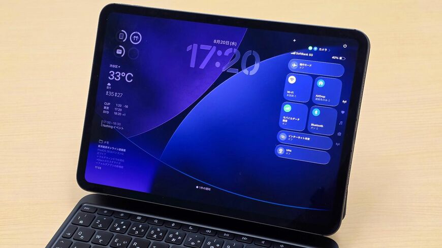 iPadOS 26のパブリックベータ版をインストールしたiPad Pro。半透明のLiquid Glassを採用しているが、それ以上に大きいのがパソコンライクな進化を遂げていることだ（筆者撮影）