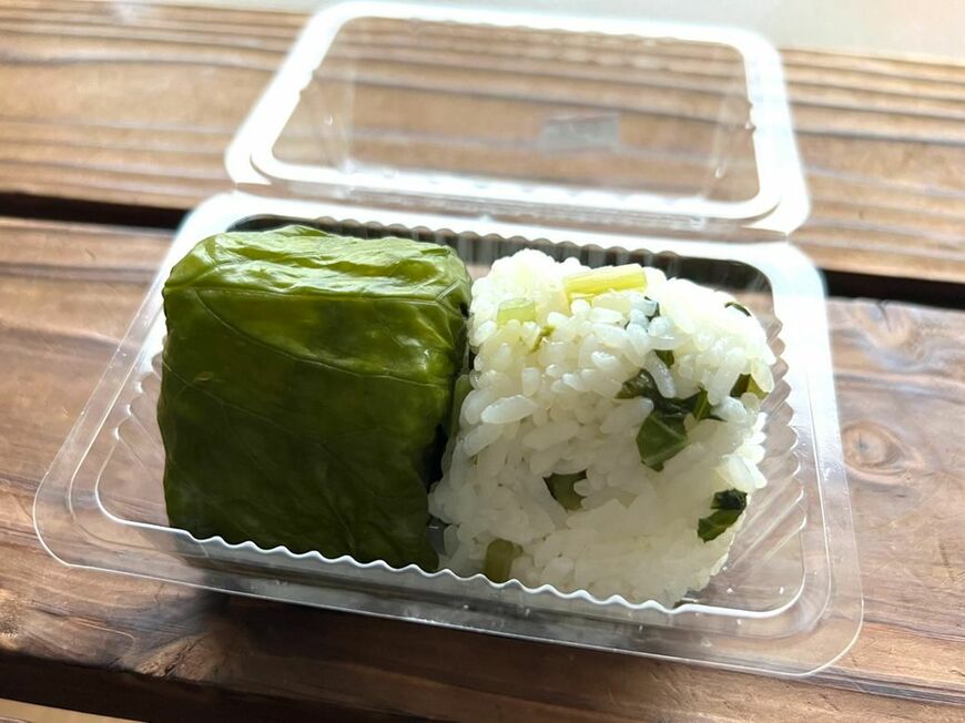 この葉わさびを使ったおにぎりやちらし寿司、わさび寿司もここの人気商品。こちらはわさびおにぎり350円。わさびのすがすがしい風味とほんのりピリッとした辛味が味わい深い（筆者撮影）