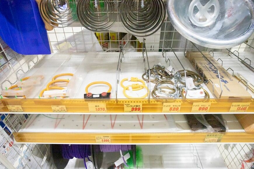 畜産用の鼻輪だって置いてある（筆者撮影）