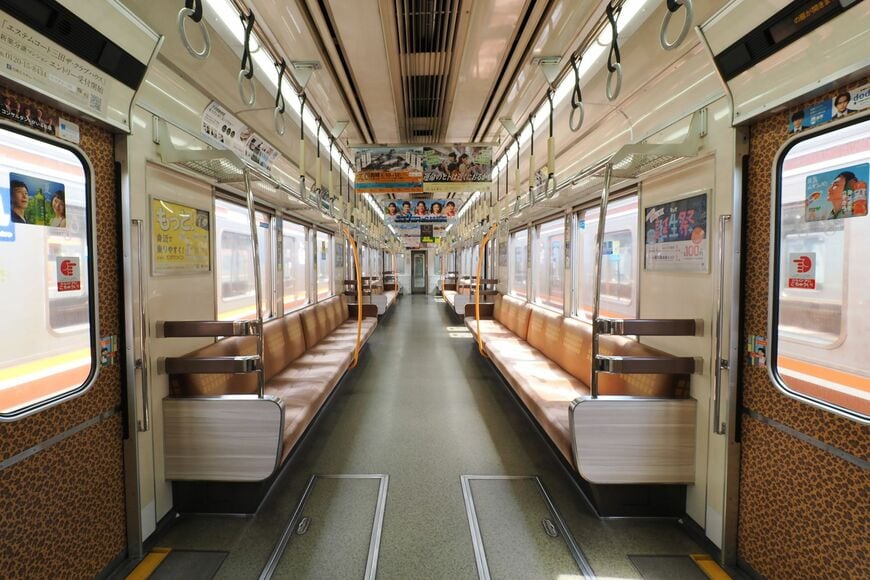 66系の更新車両のうち初期の3編成は「動物園」をイメージした車内デザイン（撮影：伊原薫）