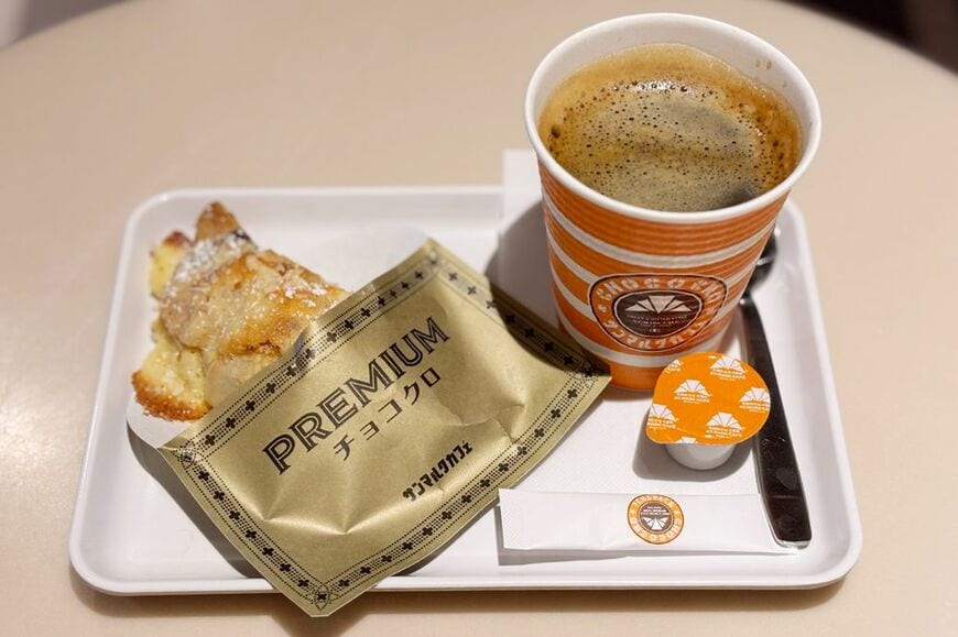 チョコクロダマンドとホットコーヒー