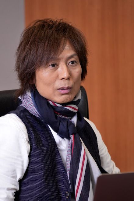 つんく♂1992年に「シャ乱Q」でメジャーデビューしミリオンセラーを記録。その後は「モーニング娘。」をプロデュースし大ヒット。代表曲『LOVEマシーン』は176万枚以上のセールスを記録。国民的エンターテインメントプロデューサーとして幅広く活躍中（撮影：梅谷秀司）