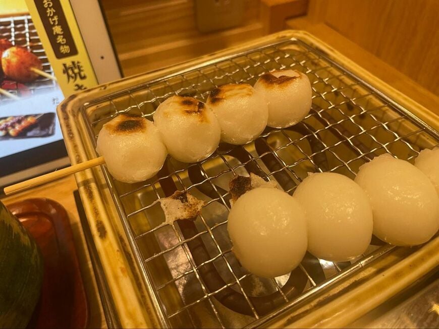 抹茶とだんごを食べることができます（筆者撮影） 