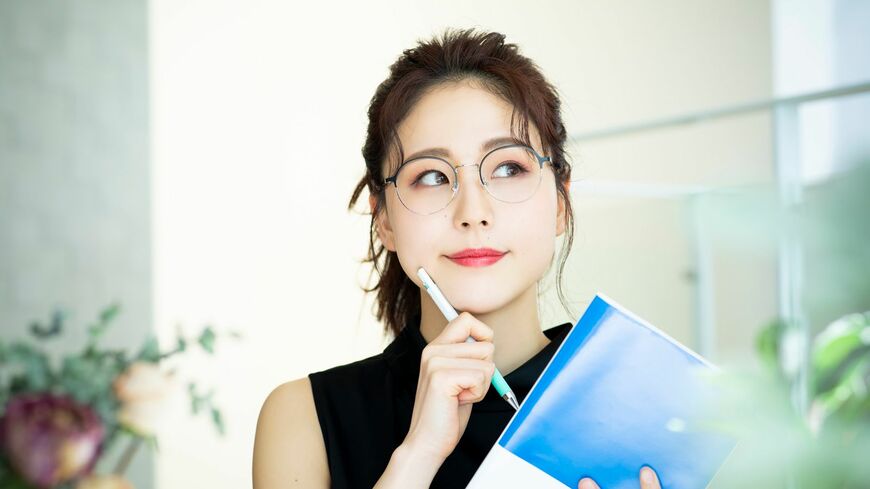 上司からの曖昧な指示に、何を基準にどうやって手を付ければいいのかわからない時の対処法を解説します（写真：Ushico／PIXTA） 