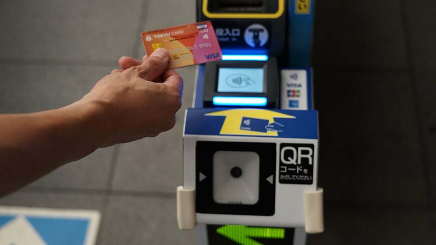 東急電鉄渋谷駅に設置されたタッチ決済・QRコード対応の改札機（デモ場面を筆者撮影）