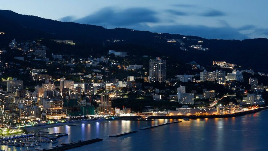 熱海の百万ドル（？）の夜景（写真：Sakura Ikkyo／PIXTA）