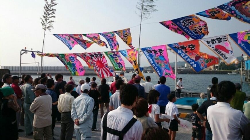 風にはためく大漁旗が色鮮やかだ（提供：宮下直弥）