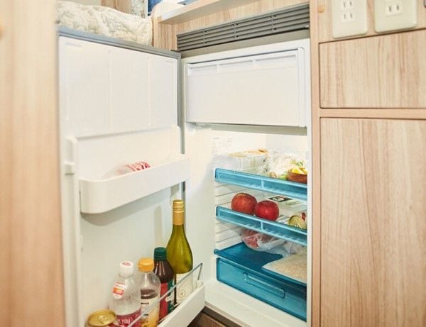 冷蔵庫は大きめ。エンジンを止めたまま使える暖房のヒーターとベンチレーター（換気扇）も（写真：OCEANS編集部）