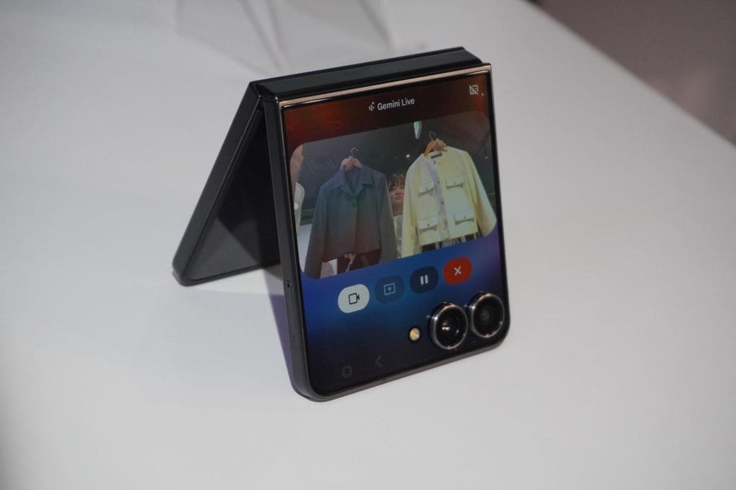 Gemini Liveは動画を見せて解釈してもらう機能もある。服選びのアシストもしてくれる（筆者撮影）