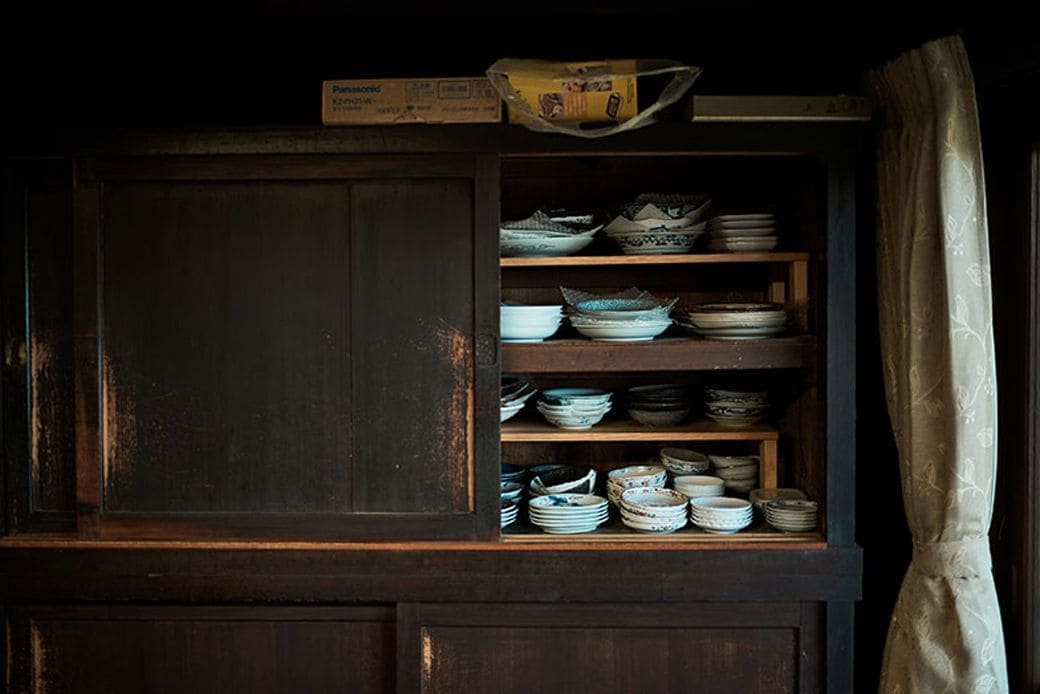ダイニングの古い水屋はそのまま使用。代々の食器がぎっしり収められている（写真撮影／相馬ミナ）