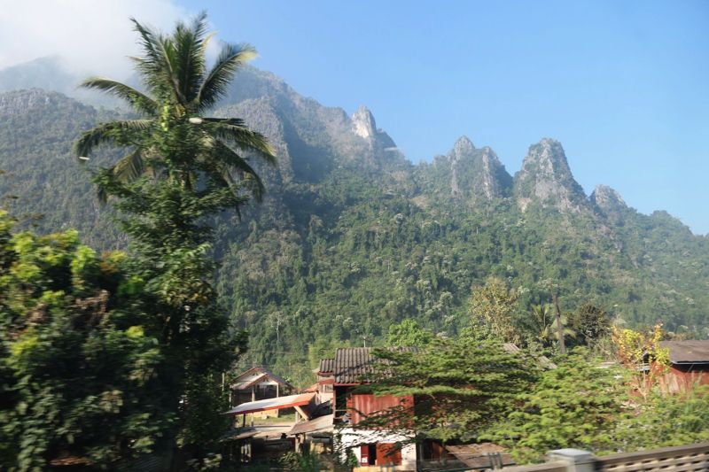 トンネルが多いが、トンネルを抜けると山間の景色が美しい（写真：谷川一巳）