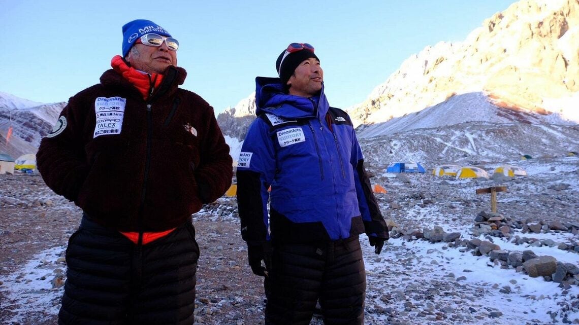 父・三浦雄一郎氏（左）とともに登山をしてきた次男、豪太氏は、コロナ禍を利用して資格取得を目指したという（写真：『諦めない心、ゆだねる勇気 老いに親しむレシピ』）