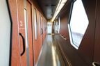 コンパートメントが並ぶ6号車の通路