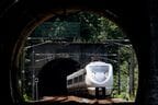 北陸トンネルを飛び出す特急列車