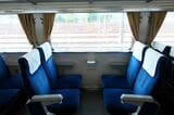 向かい合わせにした座席（記者撮影）