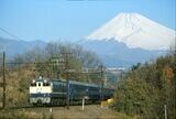 ブルートレイン「富士」と富士山（筆者撮影）