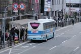 アポロビル前には大阪（伊丹）空港と結ぶバスが発着（記者撮影）