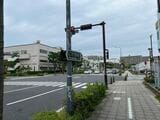 「よこすか海岸通り」の横須賀市内中心部の様子（筆者撮影）