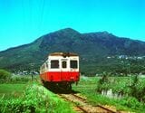 筑波山をバックに走る筑波鉄道の気動車。同線は1987年春、国鉄と同時に姿を消した（撮影：南正時）