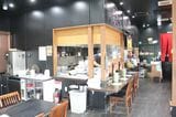 半オープンタイプの調理場でライブ感も楽しめる（筆者撮影）