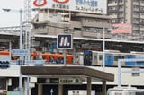 野田阪神前交差点の下にある野田阪神駅。背後には阪神野田駅が見える（撮影：伊原薫）