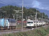 EF66形100番台牽引の貨物列車とすれ違う「新特急おはようとちぎ」（撮影：南正時）