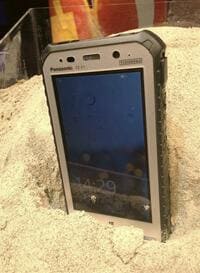 パナソニック、法人向け堅牢スマホ発売 3メートルの高さから、コンクリートに落ちても可
