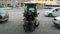 車椅子でラクラク運転､夢の自動車誕生！ <動画>時速80キロの本格派