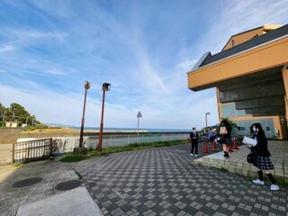 校舎のすぐ前に太平洋が広がる（写真：中島氏撮影）