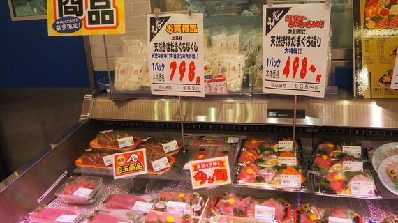 サービスエリアでありながた大手スーパー並みの魅力ある生鮮品が並ぶ(筆者撮影)