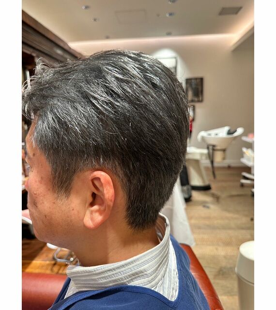 ヘアマニキュアで全体的にほのかなグレーにする方法
