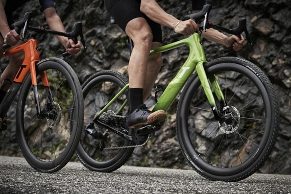 イタリア・トリノの3Tサイクリングとのコラボレーションバイクは、ランボルギーニを想起させるカラーを採用（写真：Automobili Lamborghini）