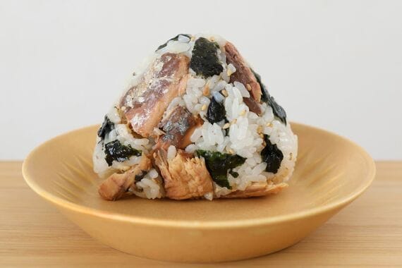 さば缶と韓国海苔と白ごまのおにぎり