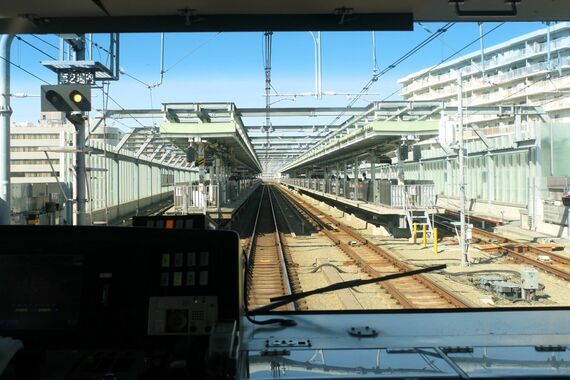 星川駅 ホーム 電車内から