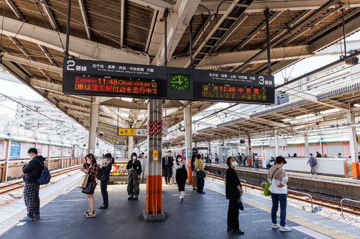 急行も停車する草加駅のホーム。ここで緩急を乗り換える