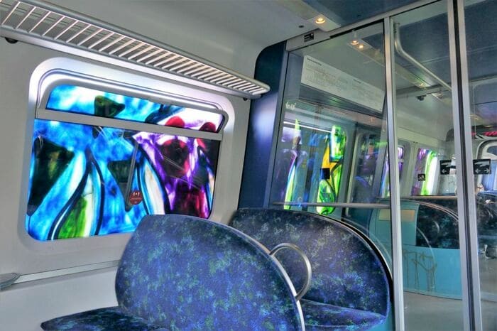 落書き車両に乗車すると車窓の景色もない