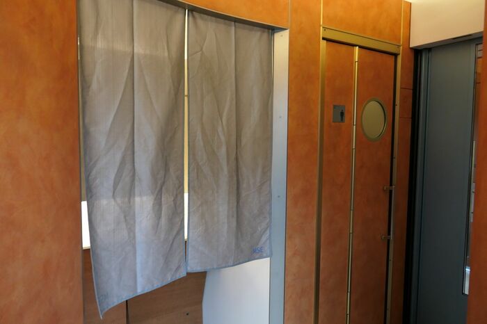 カーテンのある洗面台