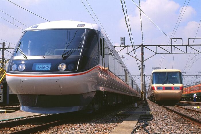 1995年に登場した383系「ワイドビューしなの」と