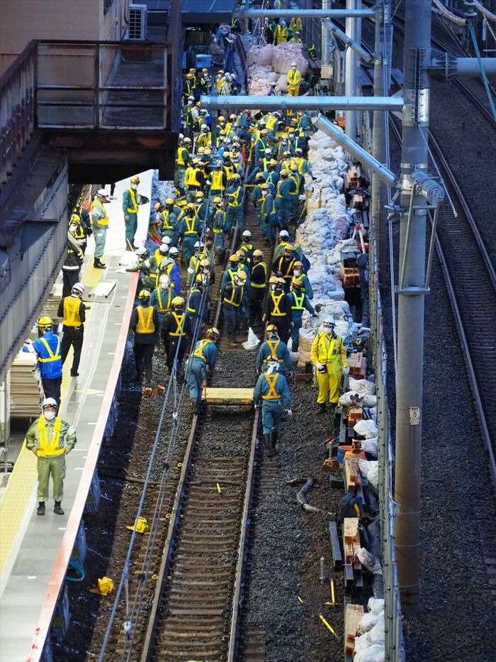 上から見た現場。線路からホームが離れているのがわかる