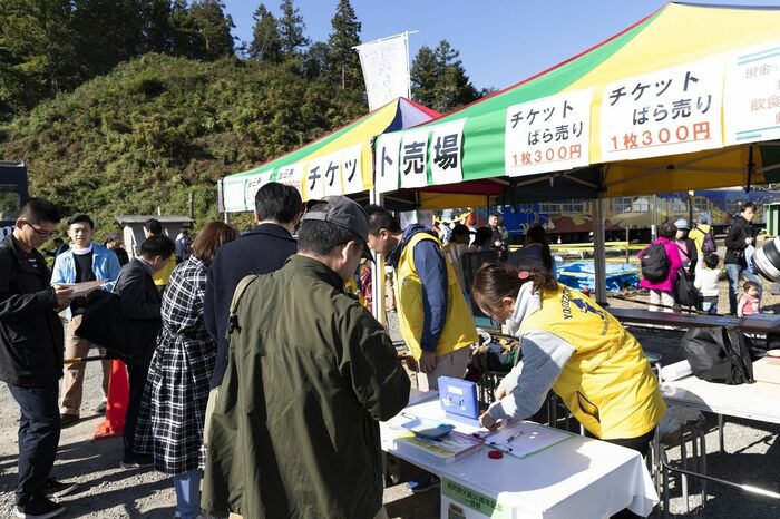 「車両基地酒場」はチケットを事前に購入する仕組み